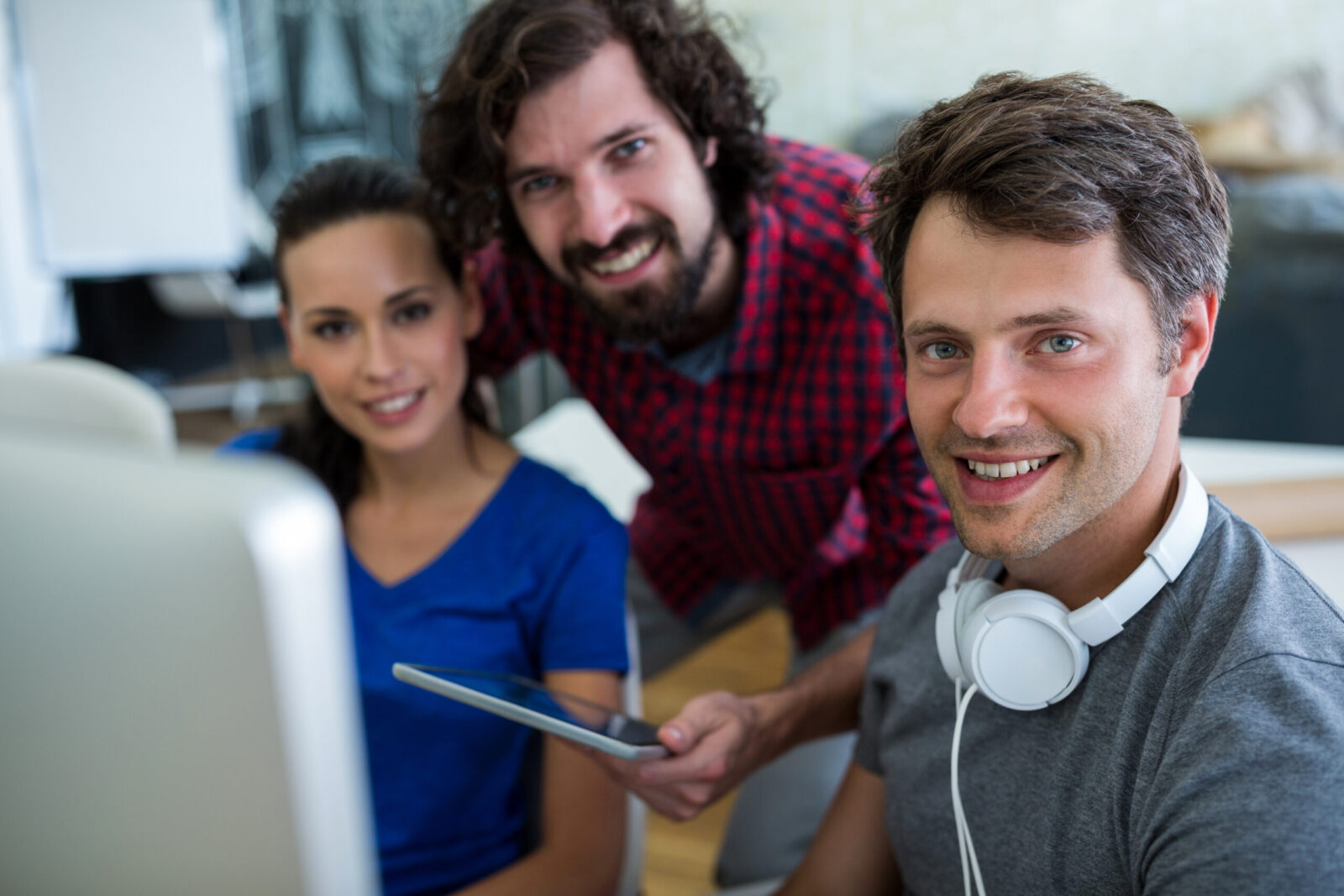 Lächelndes Team mit Tablet.