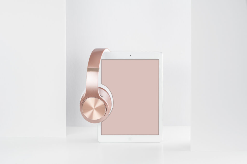 Tablet mit roségoldenen Kopfhörern kombiniert.