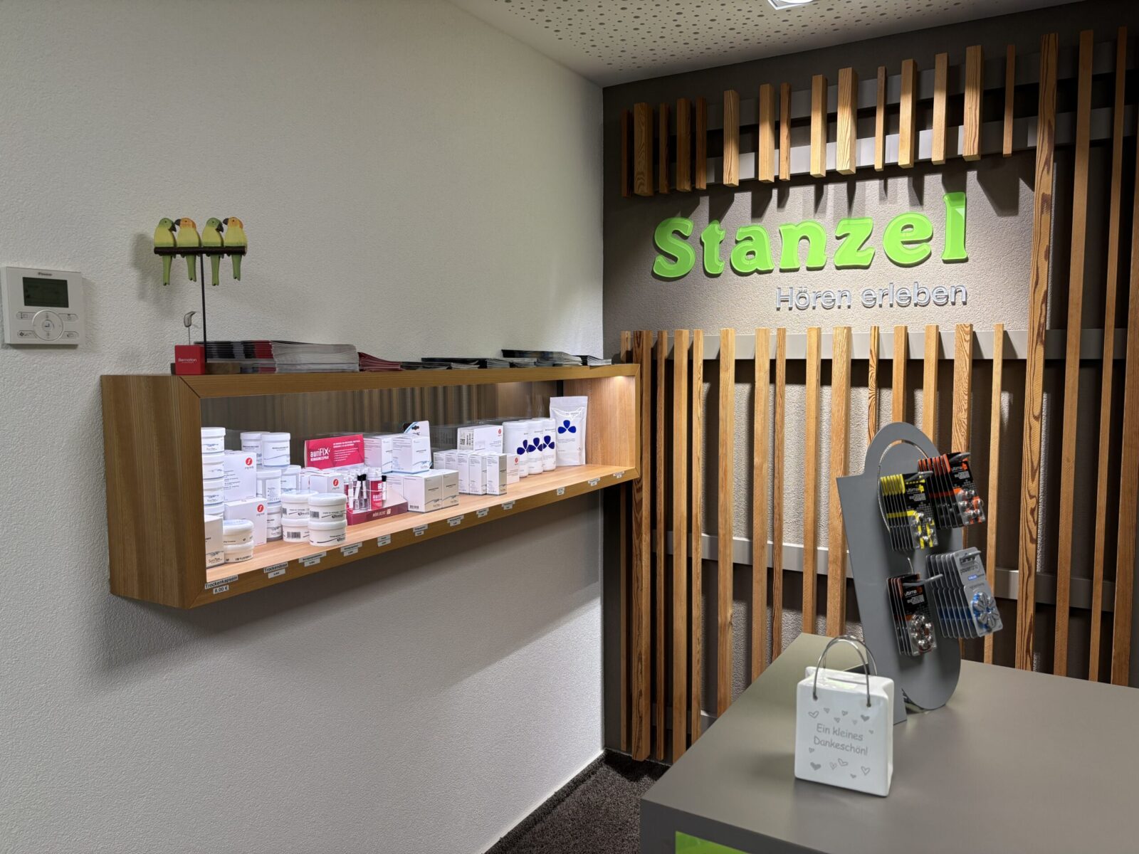 Moderne Hörakustik-Produkte stilvoll präsentiert.