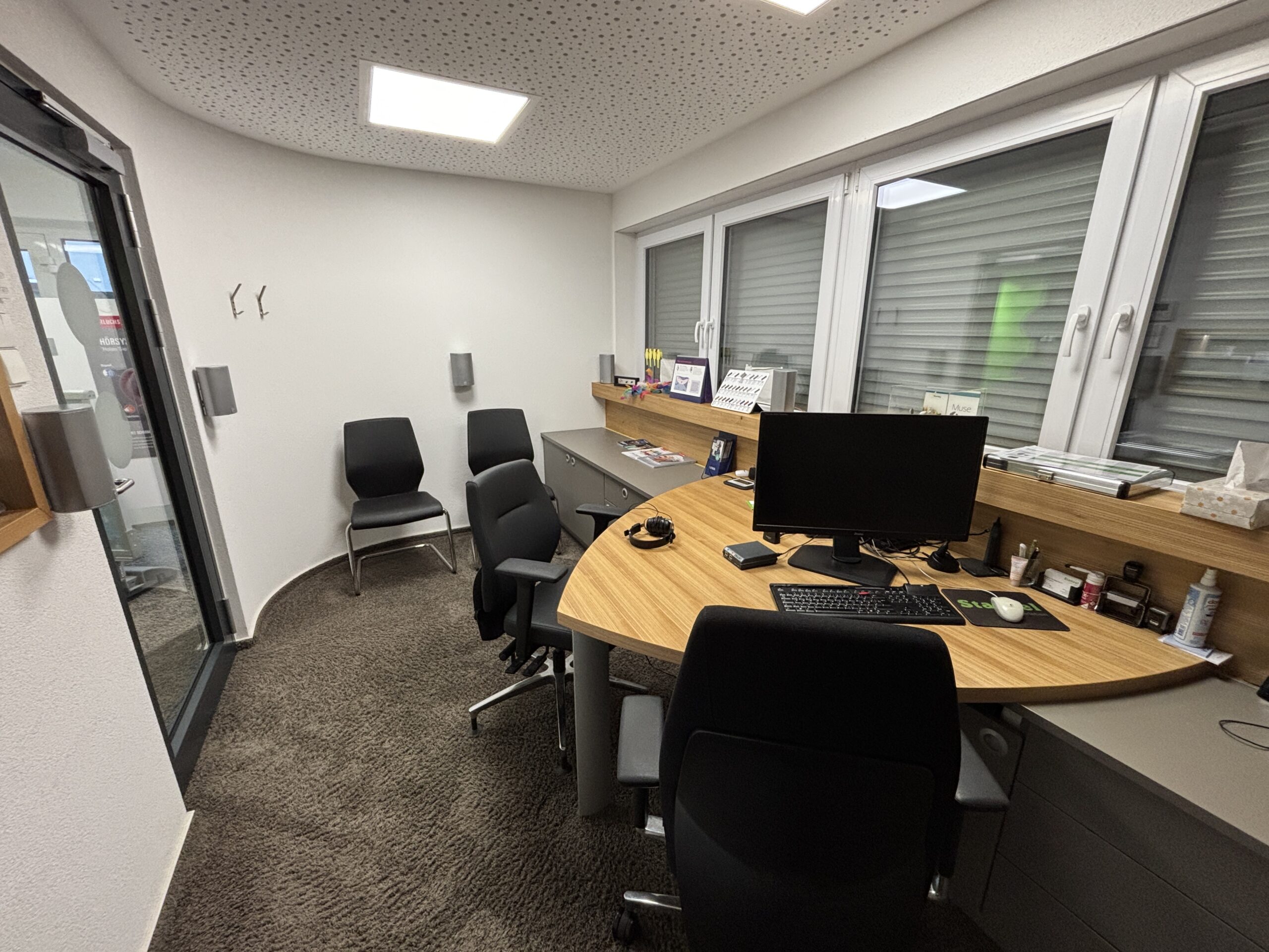 Modernes Büro mit geschwungenem Schreibtisch.
