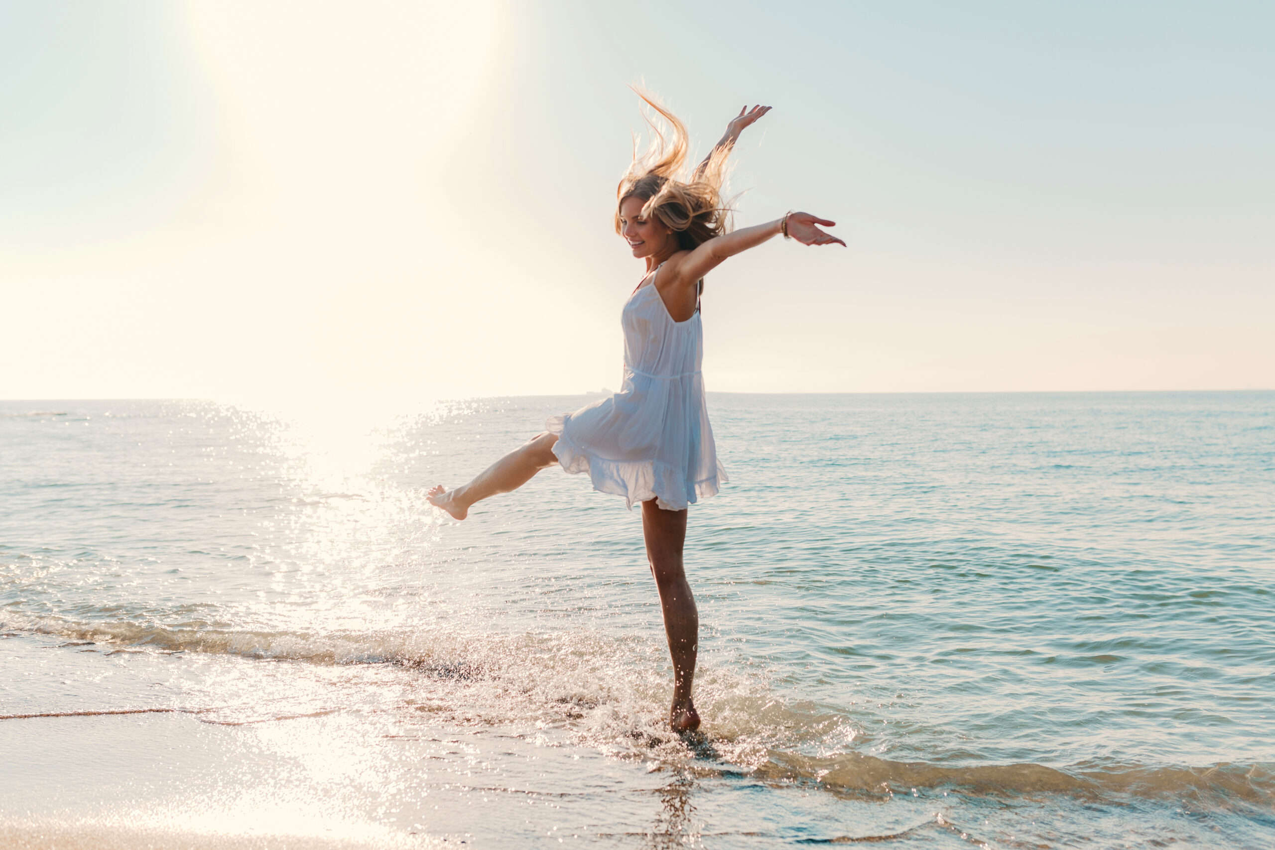 Tanzende Freude im Sonnenlicht, Strand