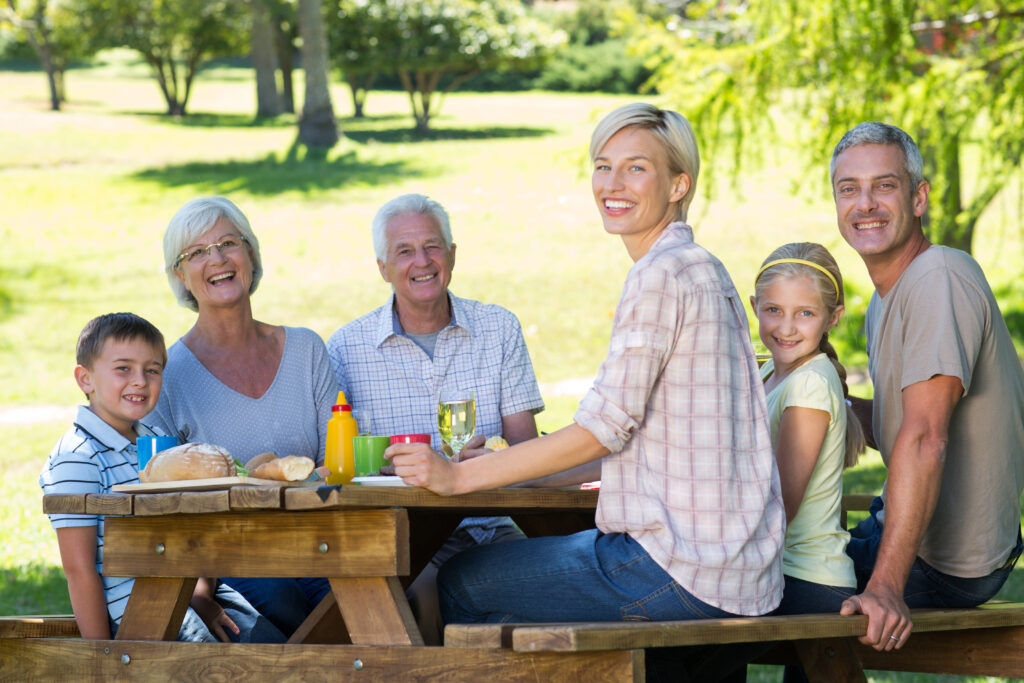 Drei Generationen picknicken im Park.